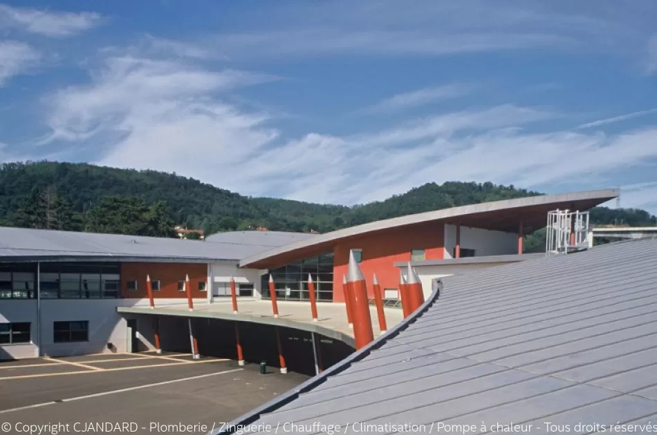 Collège de Beynost dans l'Ain couverture en zinc quartz à joint debout